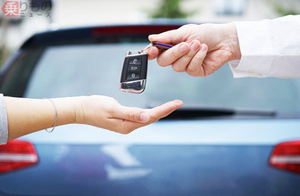 「自宅へ納車」の慣例変わる？ 自動車業界の「納車引き取り」問題 苦しい現場