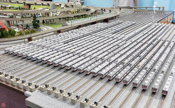 東急田園都市線の顔「東急8500系」を振り返る 半世紀を走った銀の車両 車内には扇風機