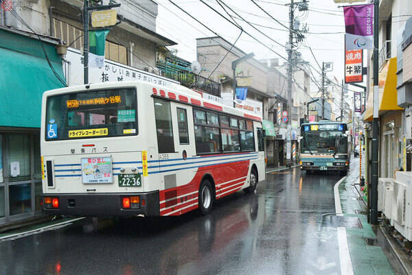 その細道行くの!? 東京のバス「狭隘区間」5選 行き違いにクランク 光る運転テク