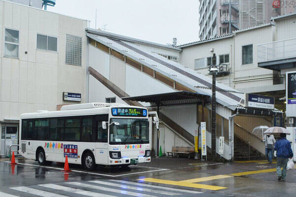 その細道行くの!? 東京のバス「狭隘区間」5選 行き違いにクランク 光る運転テク