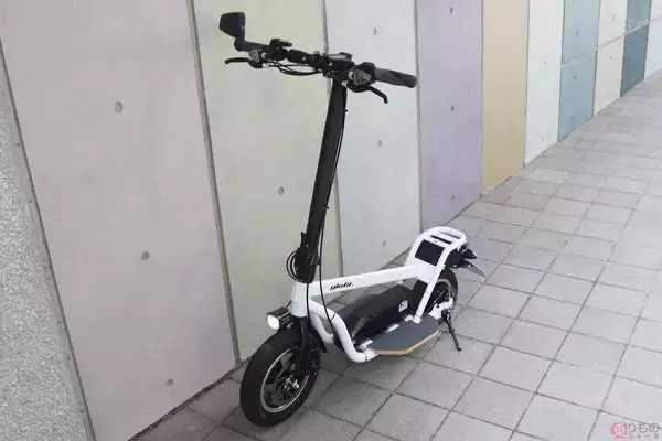 「「電動キックボード」どんな乗りもの？ glafit新作は「椅子のないスクーター」」の画像