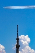 空自「ブルーインパルス」 東京の空を編隊飛行 新型コロナ対応に敬意と感謝