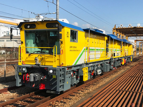 新型のレール削正車とマルチプルタイタンパ投入 保線車両増強で省人化推進 JR西日本