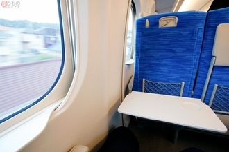 新型新幹線「N700S」不注意で座席の柄が変わる 窓の小さなテーブルも進化