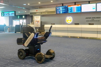 空港では世界初！ 羽田空港の長～い徒歩移動に強い味方「全自動車いす」JALが導入