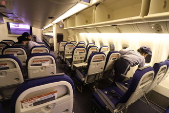 ANA機「職人ワザ」集団の機内清掃部隊 「新型コロナ」とどう対峙？ 乗客降機後の格闘