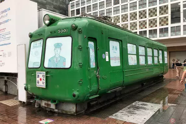 渋谷駅ハチ公前広場の電車「大館行き」に 秋田への移設控えた「青ガエル」そもそも何？