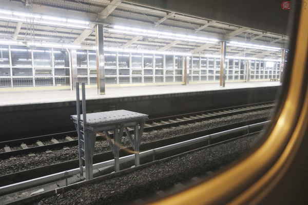 東海道新幹線から東海道新幹線に乗り移る人たち 「渡し板で結ばれた新幹線」の目的