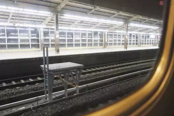 「東海道新幹線から東海道新幹線に乗り移る人たち 「渡し板で結ばれた新幹線」の目的」の画像