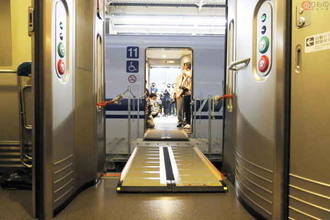 東海道新幹線から東海道新幹線に乗り移る人たち 「渡し板で結ばれた新幹線」の目的