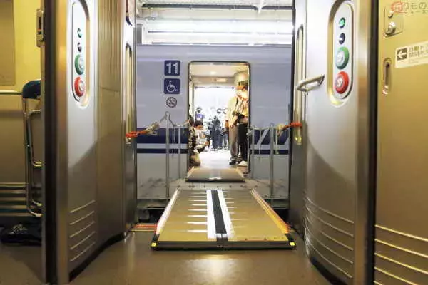 東海道新幹線から東海道新幹線に乗り移る人たち 「渡し板で結ばれた新幹線」の目的