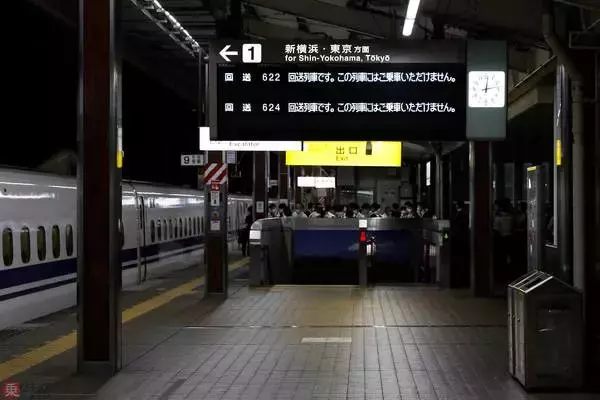 「はみ出すN700系 深夜の東海道新幹線で行われた「特殊収容訓練」」の画像