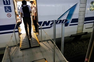 はみ出すN700系 深夜の東海道新幹線で行われた「特殊収容訓練」