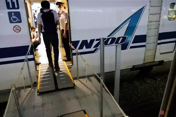 はみ出すN700系 深夜の東海道新幹線で行われた「特殊収容訓練」