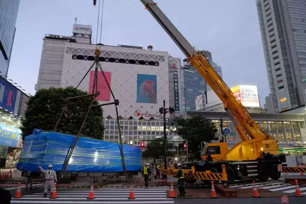 渋谷の「青ガエル」駅前から去る 東急5000系 トレーラーに載せられ秋田の大館へ