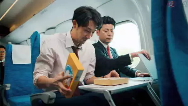 「ビシッと指さす車掌は本物？ 新型新幹線「N700S」テレビCMの秘密」の画像