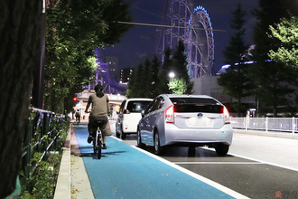 路駐のクルマ気にせずスイスイ 「日本一快適」な新タイプ自転車レーン 今後増える？