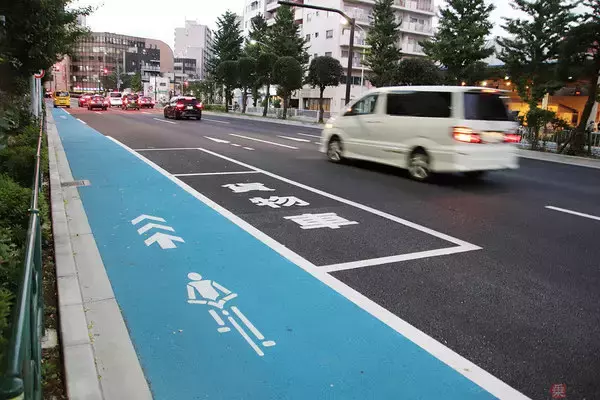 「路駐のクルマ気にせずスイスイ 「日本一快適」な新タイプ自転車レーン 今後増える？」の画像