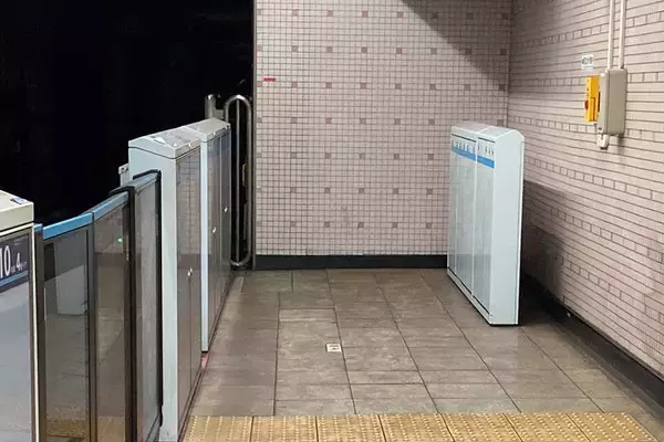 ホームドアが余った？ 壁に向かって立つ「ホームドアっぽい何か」のナゾ