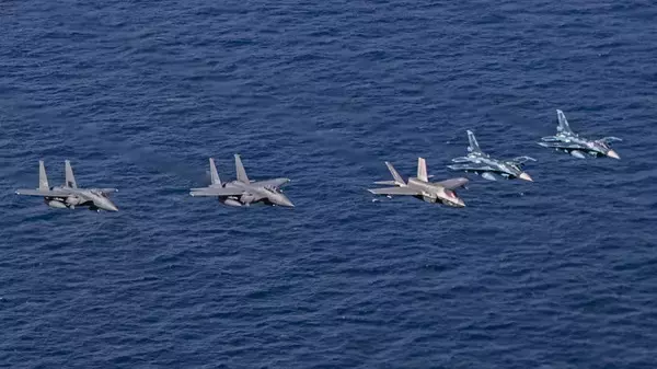 「史上初の実戦参加か？ 米海軍「最新ステルス艦載機」漆黒の出撃シーンが公開！ 自衛隊と共同演習も」の画像