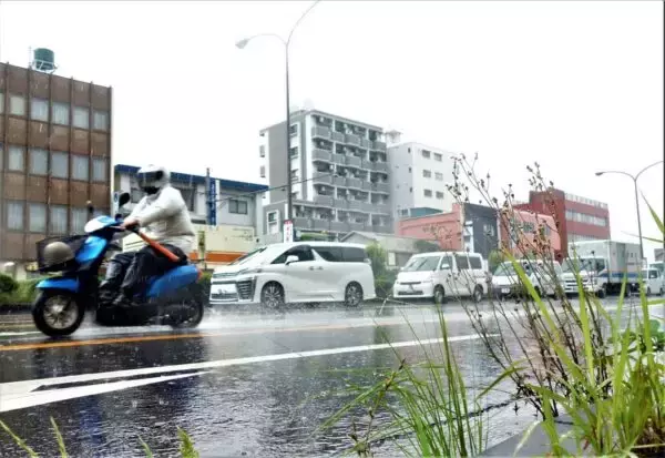 「車線の真ん中を時速30キロで走り続ける原付。君は「キープレフト」の意味を知っているか←知っててわざと？ なぜなのか」の画像