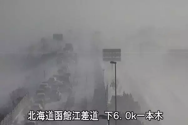 行くな！「ホワイトアウト」各地で発生 吹雪による通行止め相次ぐ