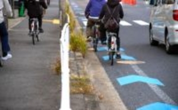 自転車の「手信号」しないと警察に捕まる!?  実は法律で“ガチ義務”の衝撃「腕ビシッ＝ダサい」と侮るなかれ