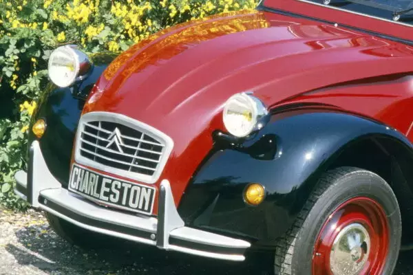 往年の「宮崎駿の愛車」が復活か!? 新型シトロエン「2CV」秋に初公開へ 予告には“2頭の馬”も