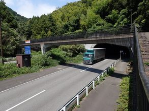「1300年前の道」から「平成のトンネル」まで全部残ってる!? 6本が並行する奇跡みたいな峠に行ってみた