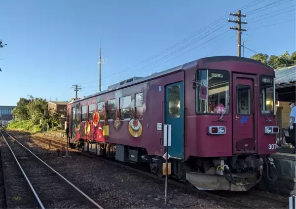 「食品サンプル列車」運行開始  乗ったらお腹が空いてくる？車内に「巨大かき氷」も  長良川鉄道