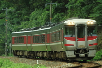 元「特急はまかぜ」車両が大変貌！ “全車グリーン車以上”の豪華列車がついに登場へ 運行開始前にお披露目