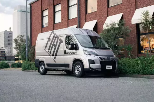 イタリアの“ハイエース”は「中で立てる！」圧倒的な室内高の商用バン日本への本格参入を狙う理由とは？