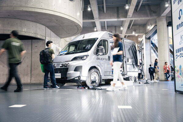 イタリアの“ハイエース”は「中で立てる！」圧倒的な室内高の商用バン日本への本格参入を狙う理由とは？