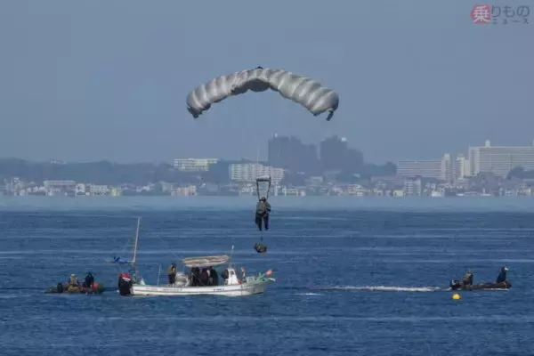 「実は「離島防衛」のためだけじゃない！ 陸自の精鋭「第1空挺団」が海めがけてパラシュートで飛び降りる “切実な理由”」の画像