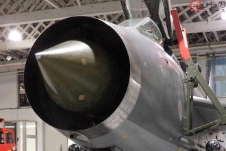 なぜエンジンが“タテ2段”？ 異形の英戦闘機「ライトニング」常識破りの設計思想とは 上昇力は「F-15並み」？