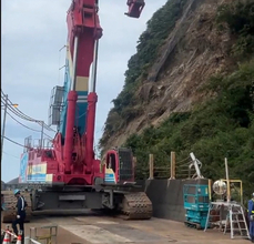 通行止め続く千葉の国道復旧工事に「ギネス級の巨大重機」投入！ 台風25号の崩落斜面に「世界最大の解体機」で挑む!?