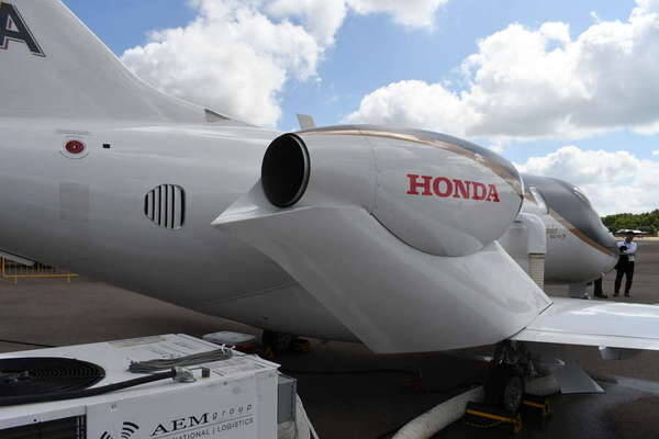 「ホンダジェット」の独自設計「翼の上にエンジン」その未来は？ “さらに大型化”に耐えられるのか
