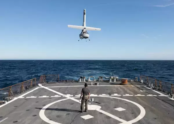 まるでSF兵器！ 「十字架ドローン」が護衛艦に“垂直着艦” 海自の新兵器「V-BAT」の実習映像が公開