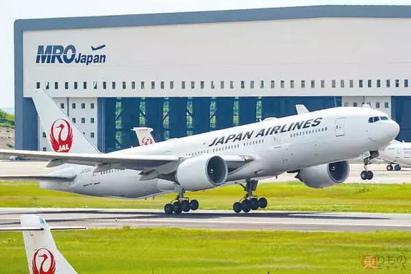 「貴重な写真だ！」 JALの「国内線用777」中部空港へ最後の飛来 ファン感激のその勇姿とは