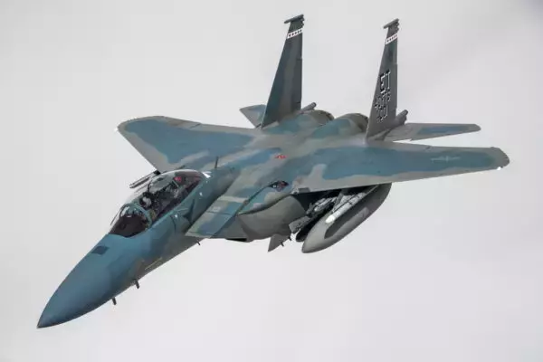 なぜ今さら「F-15」を爆買い!? 米空軍が最新ステルス機F-35ではなく“非ステルス機”を倍増させる切実なワケ