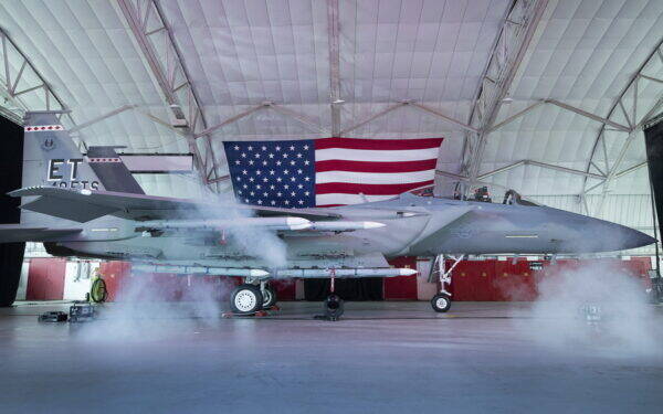 なぜ今さら「F-15」を爆買い!? 米空軍が最新ステルス機F-35ではなく“非ステルス機”を倍増させる切実なワケ