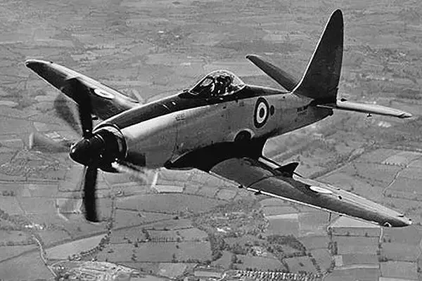 「プロペラ機なんて過去のもの」にならなかったワケ 現役時代は不遇“遅すぎた軍用機”が築いた礎