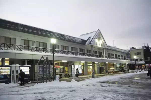 「列車の代わりに乗れるバス」に勝ち目なし？ 鉄道の存続危うし「自治体も消極的」の声 インバウンド“年45万人”来訪の沿線