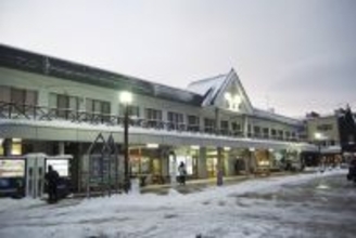 「列車の代わりに乗れるバス」に勝ち目なし？ 鉄道の存続危うし「自治体も消極的」の声 インバウンド“年45万人”来訪の沿線