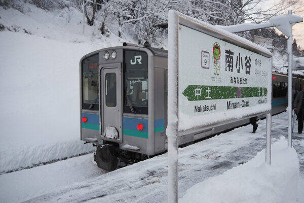 「列車の代わりに乗れるバス」に勝ち目なし？ 鉄道の存続危うし「自治体も消極的」の声 インバウンド“年45万人”来訪の沿線