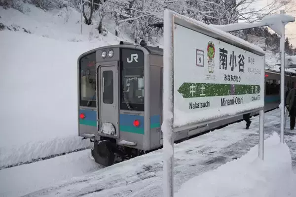 「「列車の代わりに乗れるバス」に勝ち目なし？ 鉄道の存続危うし「自治体も消極的」の声 インバウンド“年45万人”来訪の沿線」の画像