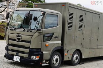 陸自に3台のみ！ 桜マーク無し「激レア大型車両」意外すぎる正体とは 富士学校でシレっと公開