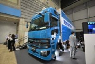 日本で見たことないタイヤがあるぞ!? トーヨータイヤが「ジャパン トラックショー2026」に出展 ずらりと並んだ現行ラインアップ