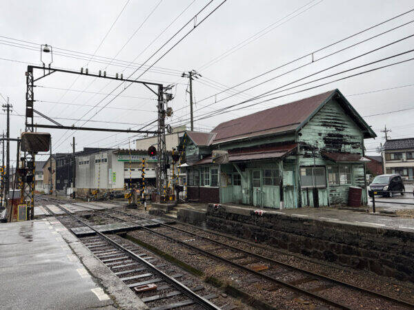 なんだ、この濃密な“昭和感”は…！ 富山地鉄の「本気で古い」激シブ駅舎6選【本線編】 リフォームしてても「時が止まってる」