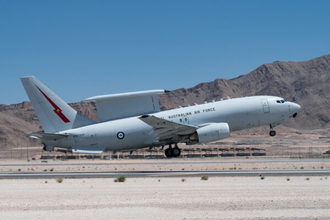 米軍の「空飛ぶ指揮所」ドローンで大破！ 撃墜よりヤバい “地上での損失” 深刻すぎる「残り少数」の台所事情